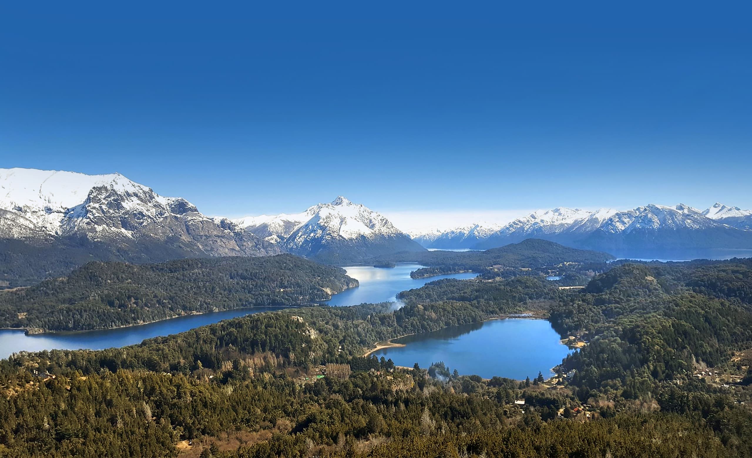 Vista panorámica de los lagos y cerros de San Carlos de Bariloche